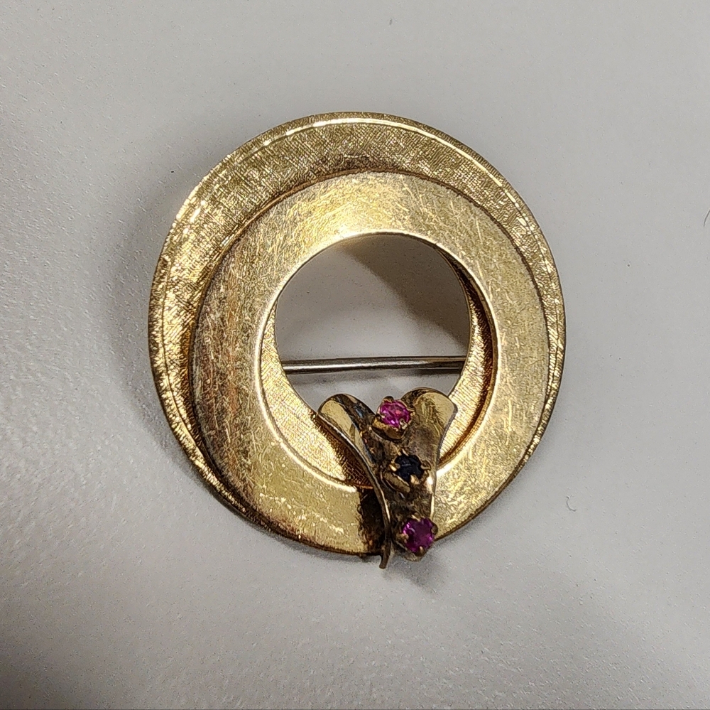 Vintage Winard Gold Textured Circle Wreath Brooch Pink Rhinestone 12K G.F.